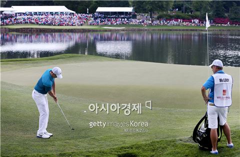 매킬로이 "2주 만에 또 우승컵~"