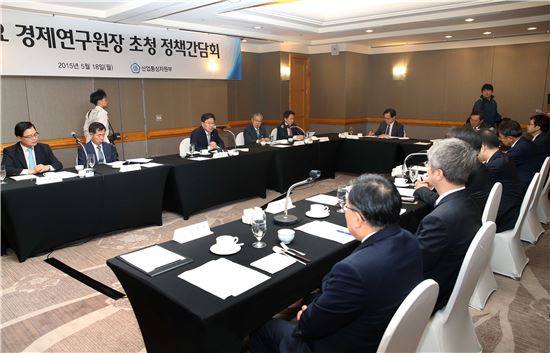 윤상직 산업통상자원부 장관은 18일 서울 반포동 메리어트호텔에서 주요 경제연구원장 초청 정책간담회를 열어 경제·산업 동향을 분석·공유하고 제조업 혁신 3.0 등 주요 산업 정책에 대해 의견을 나눴다.