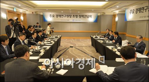 [포토]경제연구원장 만나는 윤상직 장관