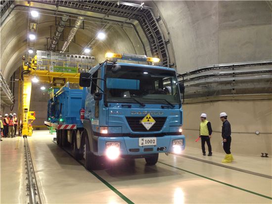 한국원자력환경공단 직원들이 경주 중저준위 방사성폐기물처분장 지하 사일로에서 방폐물 전용트럭을 이용해 방폐물을 운반하는 모습을 시연하고 있다.