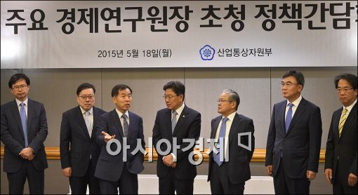 [포토]경제연구원장 만나는 윤상직 장관