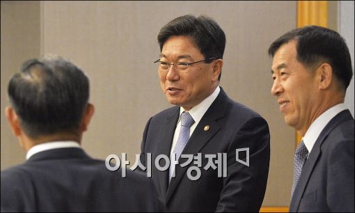 [포토]경제연구원장 만나는 윤상직 장관