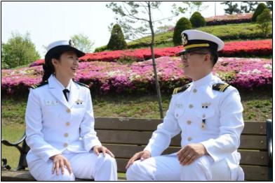 해군 2함대사령부의 김정환(29) 대위와 김지은 중위(27)