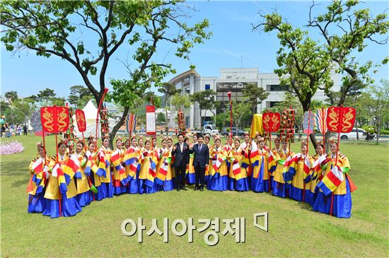 고창읍성 앞 잔디광장에서 개최된 전북 민속예술축제에 총 8개팀이 참가해 다채로운 민속예술 공연이 펼쳐졌다. 
