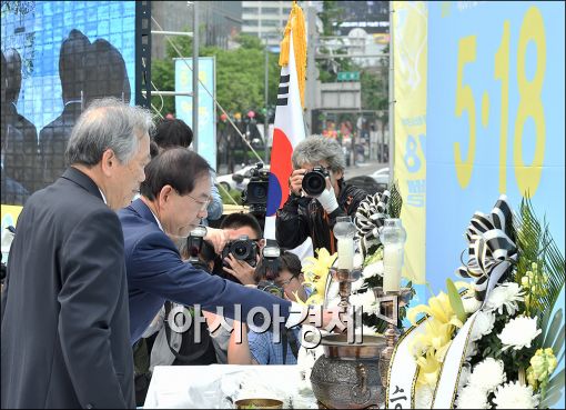 [포토]5·18추모 행사, 분향하는 박원순 시장