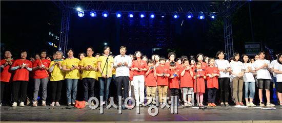 ‘제35주년 5·18 광주민주화운동 전야제’에서 17일 옛 전남도청 앞 5·18 민주광장 일원에서최영호 남구청장을 비롯한 남구민 518명이 ‘임을 위한 행진곡’ 오카리나합주 공연을 하고 있다. 사진제공=광주시 남구