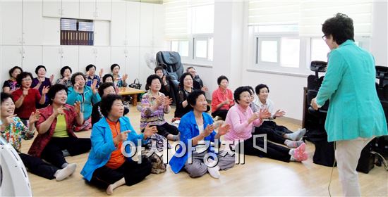 해남군(군수 박철환)이 ‘노인 건강마음 가꾸기 교실’을 운영한다