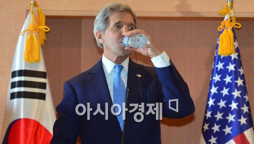 [포토]물 마시는 존 케리 미 국무부 장관 