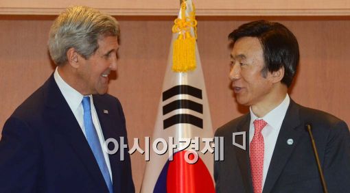 작년 5월 서울에서 열린 한미 외교장관회담에서 인사를 나누는 윤병세 외교부 장관(오른쪽)과 존 케리 미 국무장관.