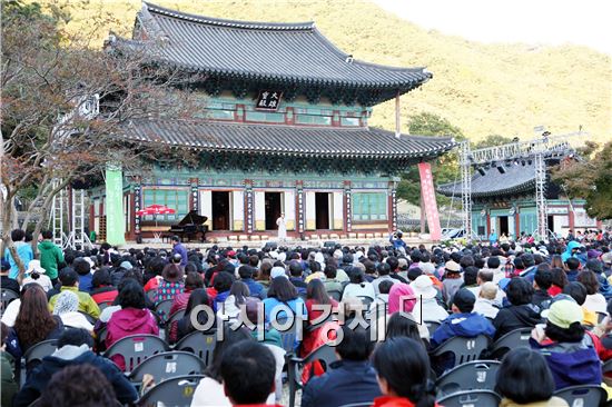 장흥군 보림사(주지 일선)는 오는 25일 부처님 오신 날을 맞아 사찰 경내에서 '2015선차축제’를 연다.