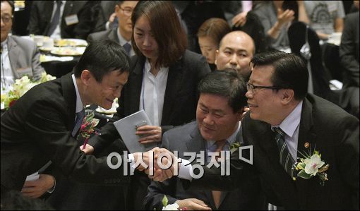 [포토]악수하는 이동필 장관·마윈 회장