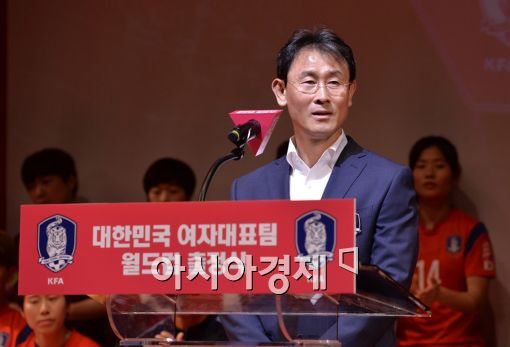 [포토]인사말하는 윤덕여 감독