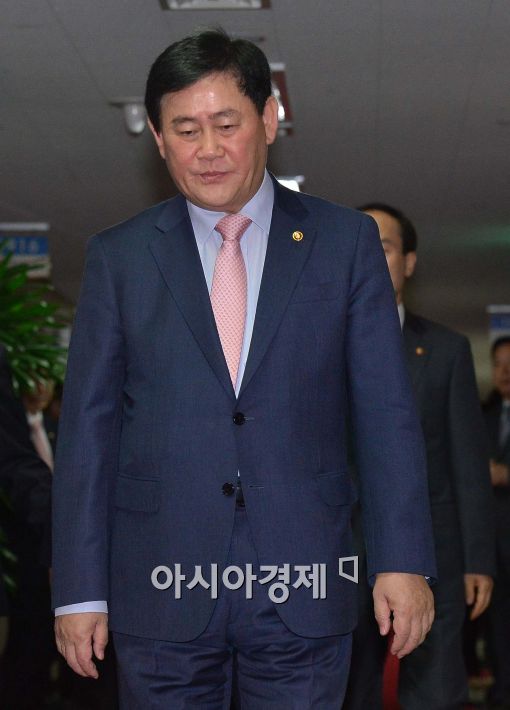 [포토]입장하는 최경환 국무총리 직무대행