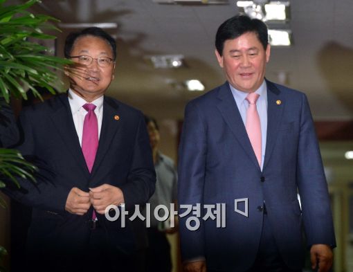 [포토]국무회의 참석하는 최경환-유인호