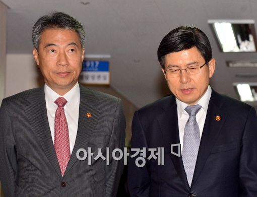 [포토]국무회의 참석하는 정종섭-황교안, '무슨 대화 중?'