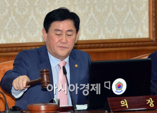 [포토]의사봉 두드리는 최경환 국무총리 직무대행