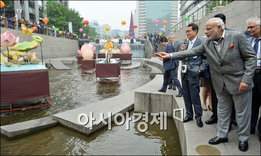 [포토]행운의 동전던지기 해보는 모디 총리