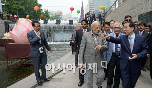 [포토]박원순 시장, 모디 인도총리와 청계천을 걷다