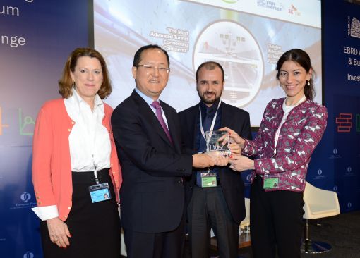 SK건설이 시공중인 터키 유라시아해저터널 프로젝트가 유럽부흥개발은행(EBRD)이 주관하는 2015년 '지속가능경영 사회·환경분야 최우수 모범사례상'을 수상했다. 서석재 SK건설 전무(왼쪽에서 두번째)가 수상 후 관계자들과 기념 촬영을 하고 있다. 