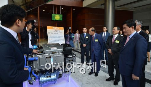 [포토]우수 발명품 관람하는 최경환 국무총리 직무대행