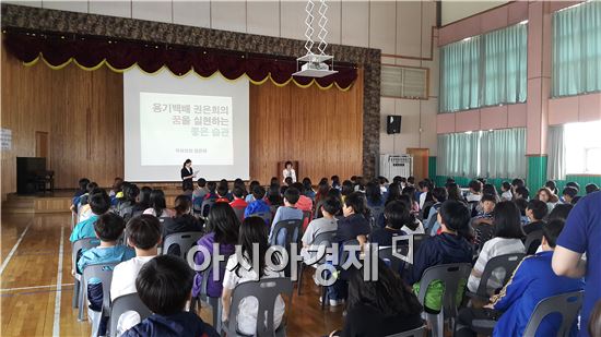 권은희 국회의원은 19일 장덕초등학교에서 ‘꿈을 실현하는 좋은 습관’이라는 주제로 진로 특강을 했다. 
