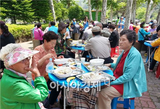 [포토]광주시 동구, 독거어르신 장미원 나들이