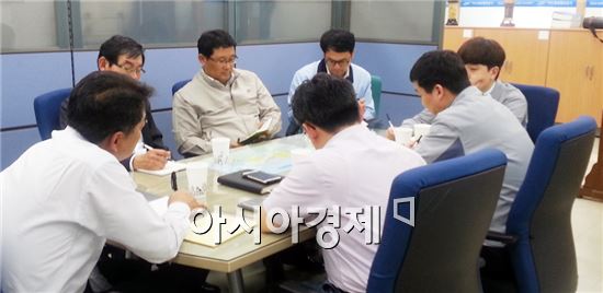  여수광양항만공사(사장 선원표, 이하 공사)는 19일 월드마린센터에서 광양항 컨테이너부두 운영사들과 2015년도 2분기 ‘안전관리대책회의’를 개최했다.
