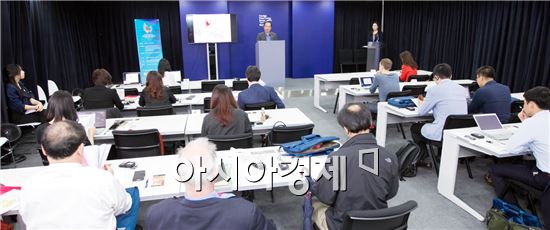 2015광주하계유니버시아드 조직위원회(공동위원장 윤장현. 김황식)는 19일 오후 3시 서울 중구 태평로 한국프레스센터 내 외신지원센터에서 김윤석 광주U대회 조직위 사무총장 등이 참석한 가운데 주한 외신 기자들을 대상으로 대회 소개, 미디어 서비스 등에 관한 설명회를 갖고, 40여일을 앞둔 광주U대회를 홍보했다. 이날 행사에는 GEO, 도쿄신문, 요미우리, 차이나TV, 채널뉴스아시아 등 외신 기자들이 참석해 광주U대회에 대한 큰 관심을 쏟아냈다. 

