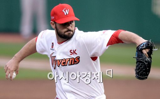 [포토]역투하는 SK 선발 밴와트