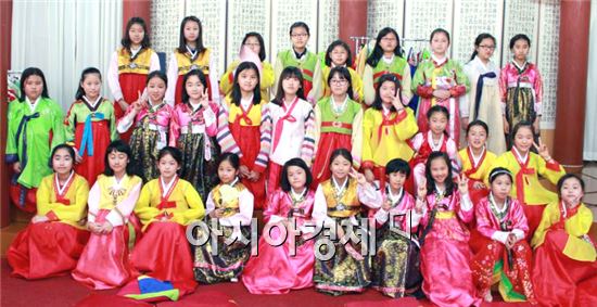 호남대학교 중국과친해지기지원센터(센터장 이정식)와 공자학원(원장 이정식)은 5월 14일부터 19일까지 5박 6일 동안 중국 후난민족직업대학 부속초등학교 교사와 학생들을 초청해 ‘한·중학생 문화교류체험활동’을 실시했다.  
