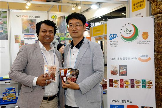 김 시라지(Kim Sheeraji) KTS 대표이사(왼쪽)와 김남형 아모제푸드 퀄리티실 구매팀장이 '2015 서울국제식품산업대전'에서 아모제푸드의 할랄 식품을 소개하고 있다.