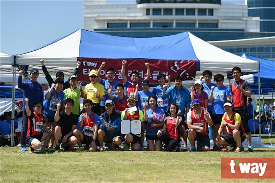티웨이, 인천공항 마라톤 '1등'…네팔 지진 복구에 기부