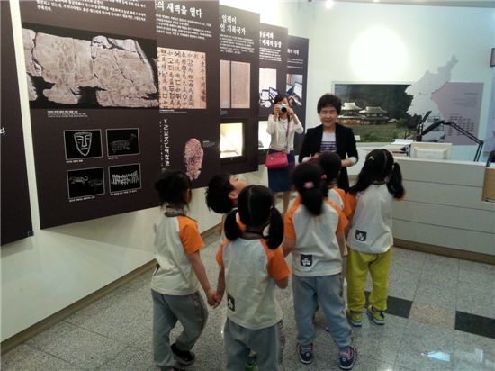 국가기록원 홍보전시관을 찾은 어린이들.