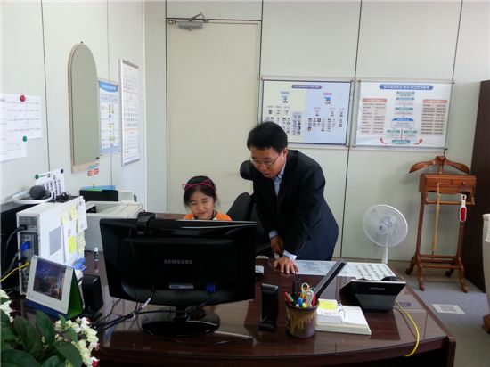 박성호(오른쪽) 정부대전청사관리소장 집무실에서 컴퓨터 자판을 두드려보고 있는 어린이.