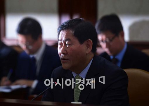 [포토]최경환 "뛰어가는 일본, 기어가는 한국으로 전락 할 수도"