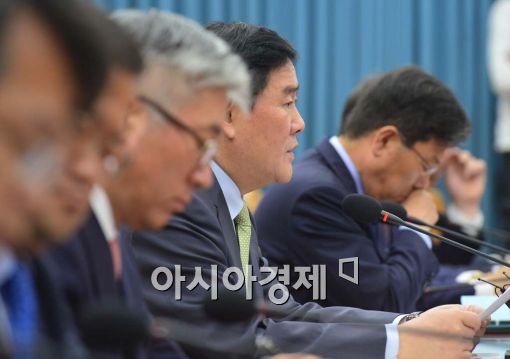 [포토]최경환, "공무원연금법 우선 마무리, 국민연금 신중히"
