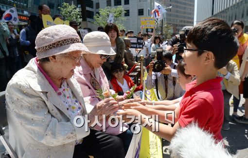 [포토]꽃 받는 김복동-길원옥 할머니