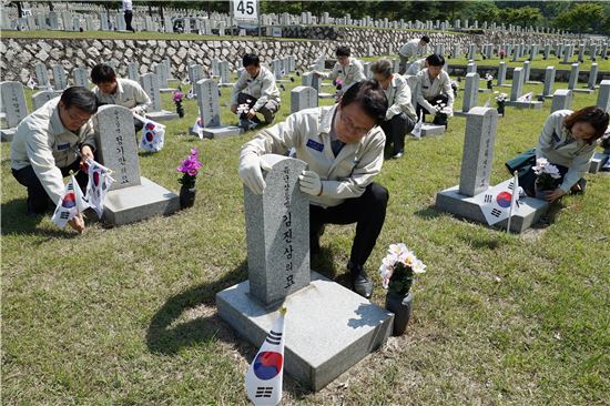 한국항공우주산업 '호국보훈의 달' 현충원 봉사활동