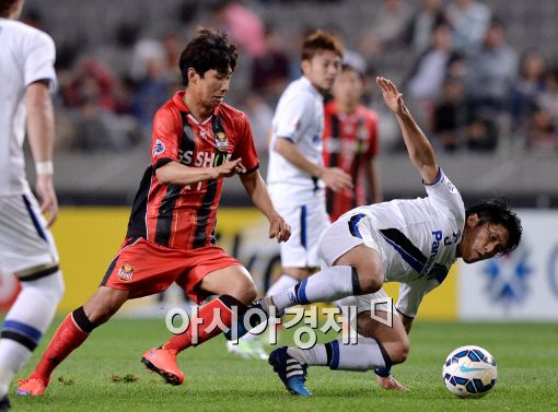 [포토]볼다툼 하는 윤일록