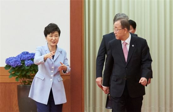 박근혜 대통령이 지난 5월 청와대에서 반기문 유엔 사무총장을 접견하고 있는 모습.(사진제공 : 청와대)