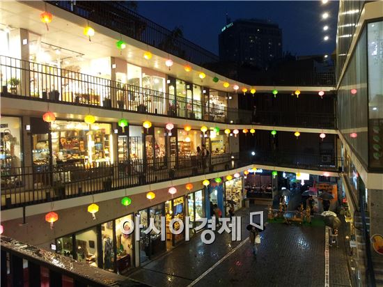 서울 연등축제, LED·태양광 전구로 전기 아낀다