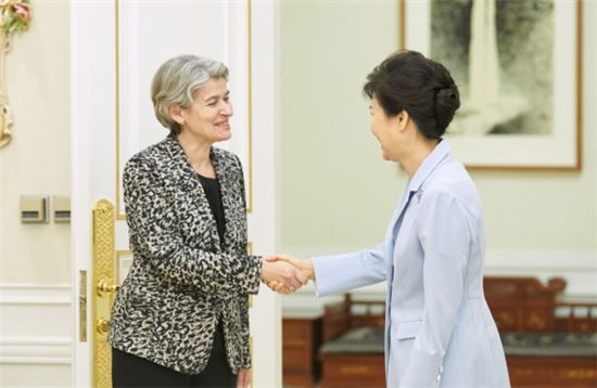박근혜 대통령이 20일 오후 청와대에서 이리나 보코바 유네스코(UNESCO) 사무총장을 접견하고 있다.(사진제공 : 청와대)