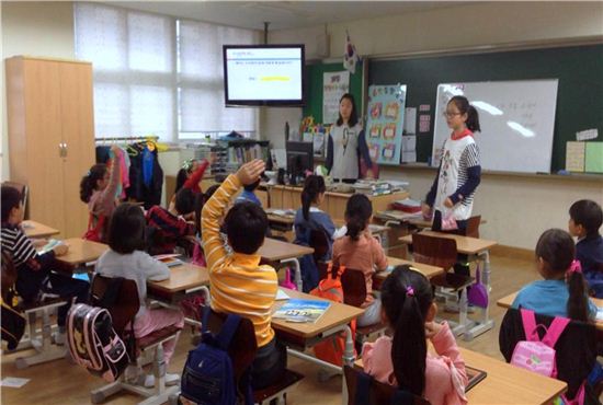 지난해 연희초등학교(왼쪽)와 창서초등학교에서 진행된 ‘책 읽어주기’ 프로그램

