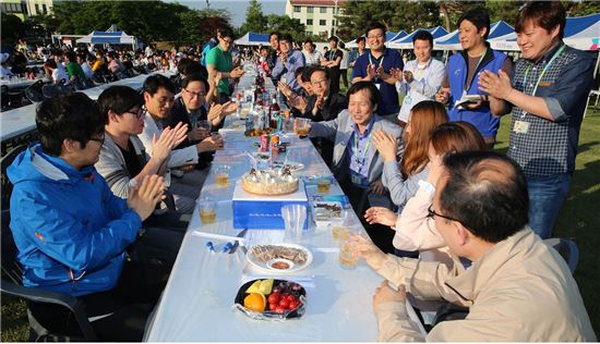 20일 삼성전기 세종사업장에서 임직원들이 한울림축제 호프데이를 즐기고 있다.