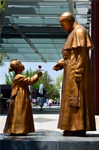색동저고리를 입은 아이에게 꽃을 받고 있는 교황의 인자한 모습이 동상으로 최근 설치되어 그날의 감동을 전하고 있다.