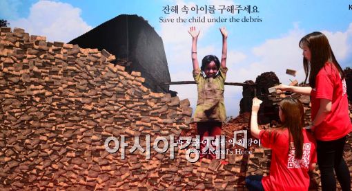 [포토]무너진 벽돌 속 네팔어린이를 구해주세요 