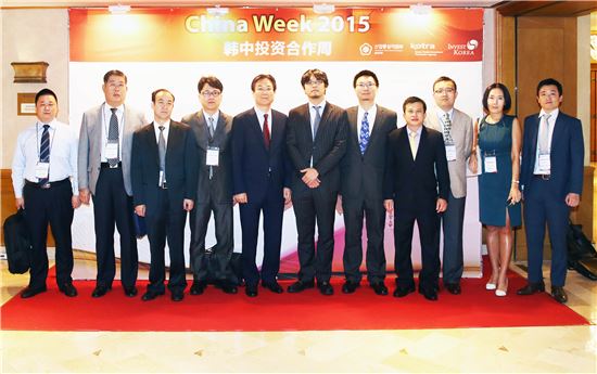 이관섭 산업통상자원부 1차관(왼쪽 다섯번째)은 21일 서울 논현동 리츠칼튼호텔에서 열린 한국투자환경 설명회에 참석, 참석자들과 기념촬영을 하고 있다.