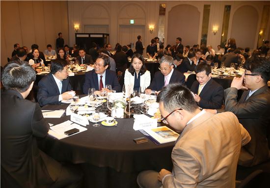 이관섭 산업통상자원부 1차관(왼쪽 다섯번째)은 21일 서울 논현동 리츠칼튼호텔에서 열린 한국투자환경 설명회에 참석, 참석자들과 이야기를 나누고 있다.