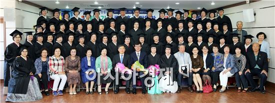 장흥군(군수 김성)은 21 장흥군민회관 에서 푸른장흥건강대학 제12기 졸업식을 개최했다.
