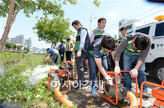 21일 오후 광주시 남구 사직동 광주천변에서 실시한 ‘2015 재난대응 안전한국훈련’에서 훈련 참가자들이 장마철 침수 피해에 대비한 양수가 가동 시범을 선보이고 있다. 사진제공=광주시 남구

